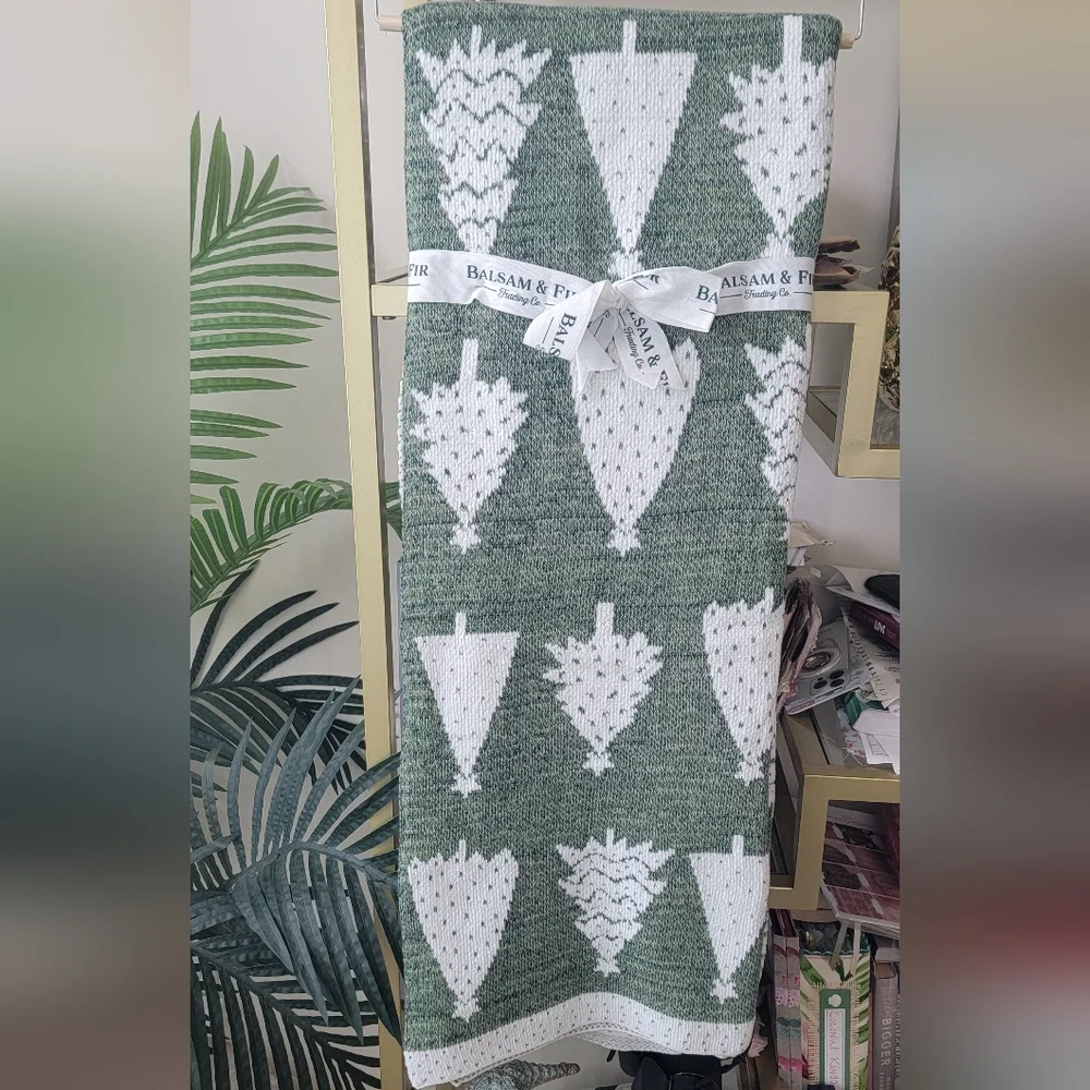 NWT Balsam & Fir Oversized Christmas Tree Blanket (1)